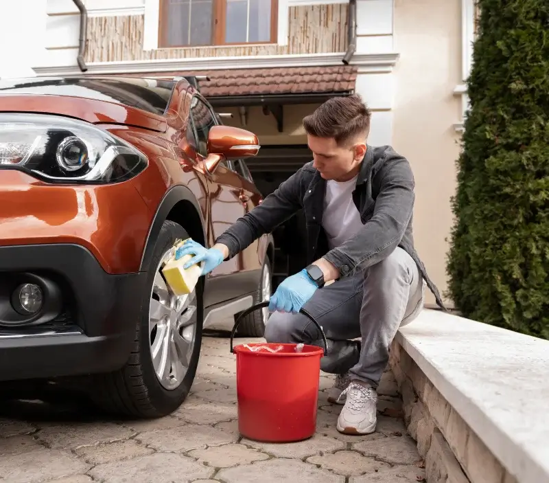 Lavage auto à domicile Saint-Just-en-Chevalet : professionnel intervenant sur un véhicule